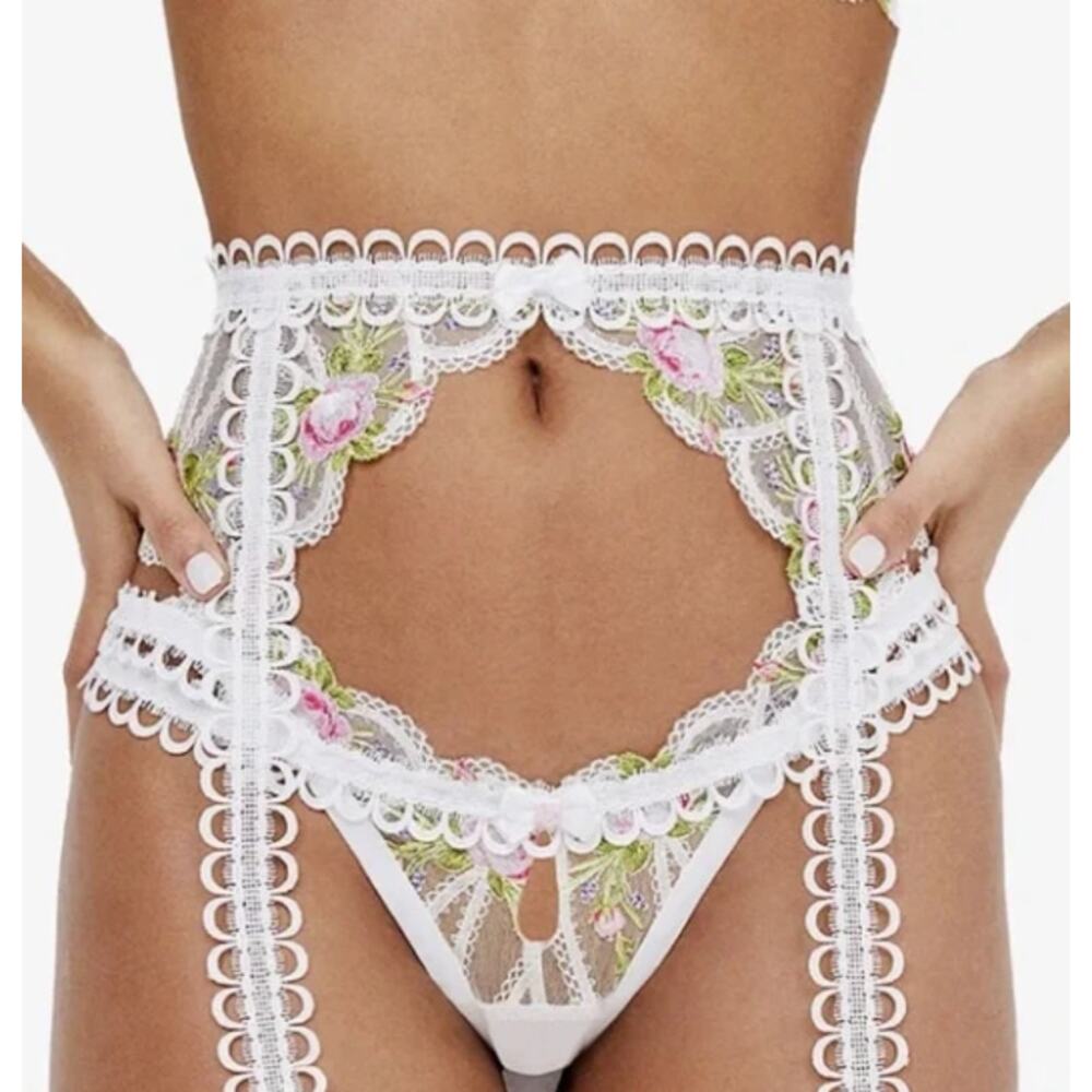 NWT For Love and Lemons Trellis Rose Embroidered Garter Belt in‎ White